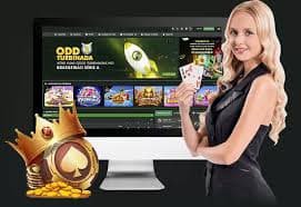Pengguna membaca ketentuan voucher di ponsel